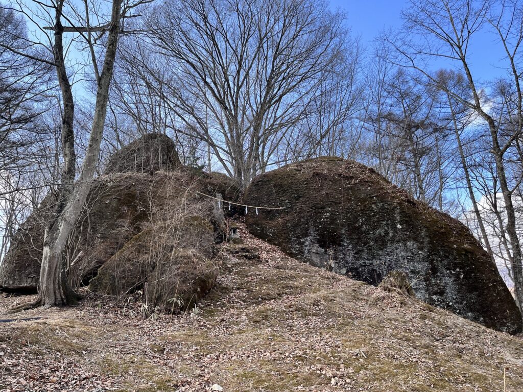 注連縄がかけられた風越夫婦石